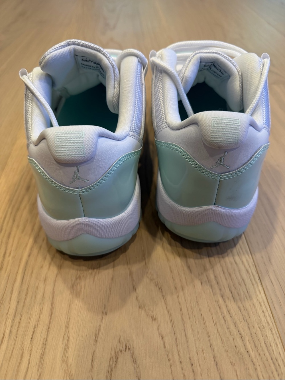 Women’s Jordan 11 Low Igloo Size 11/M 9.5 - Picture 3 of 7